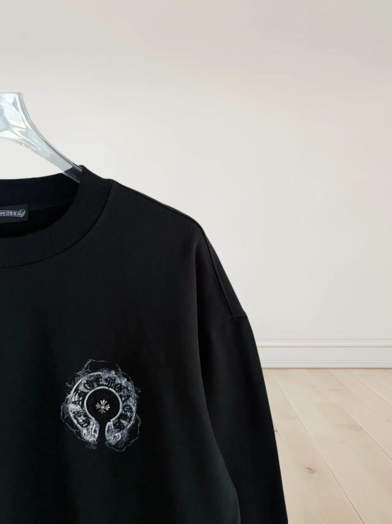 P250 [High Quality] Chrome Hearts Embroidered Horseshoe Rivets🪡+Watermark Letters‼ ️Round neck sweatshirt *Customized 420g terry cotton fabric, soft, skin-friendly and comfortable *Embroidery process: front horseshoe print + rivet embroidery *A very simple and elegant classic continuation. It is unparalleled in terms of upper body comfort, interpreting your luxury and taste, and creating your fashion style and charm. Three complete standards. Same style for men and women. 𝐂𝐎𝐋𝐎𝐔𝐑: Black/White 𝐒𝐈𝐙𝐄: S-XL